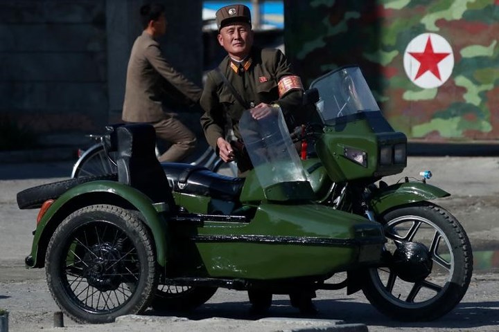 Một quân nhân Triều Tiên bên cạnh chiếc xe “xít-đờ-ca” của mình.