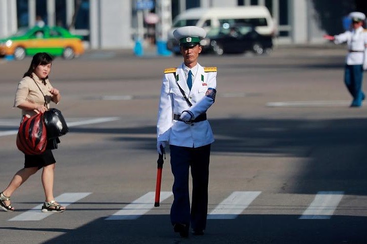 Cảnh sát giao thông Triều Tiên tại khu vực một quảng trường ở thủ đô Bình Nhưỡng.