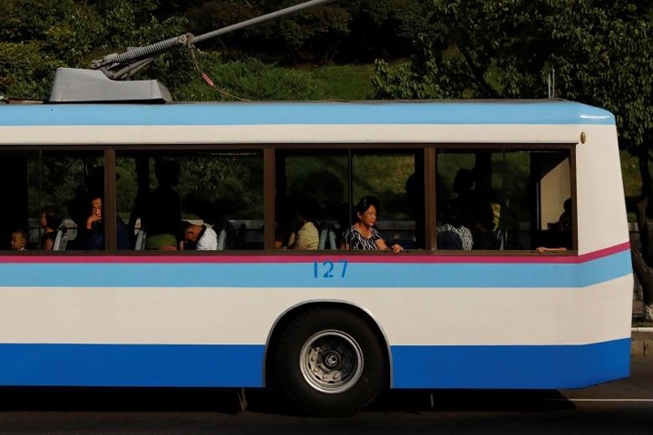 Hành khách đi bằng xe bus.