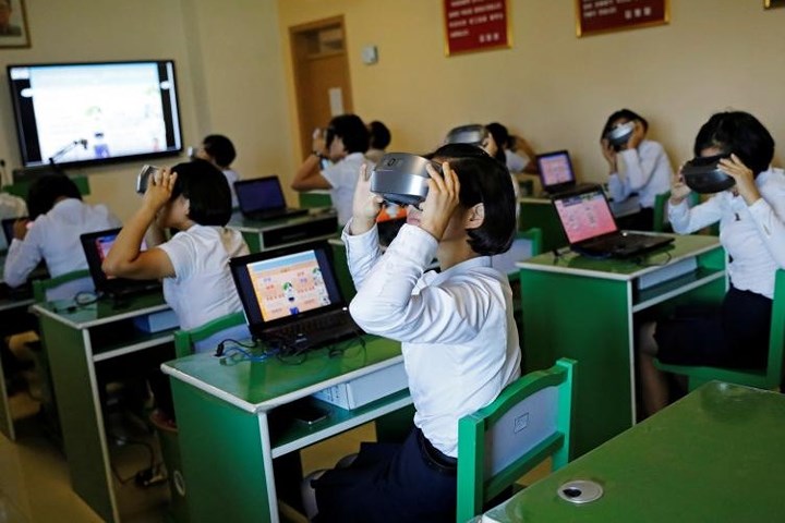 Sinh viên một trường sư phạm của Triều Tiên đang nhìn bằng kính VR (thực tế ảo).