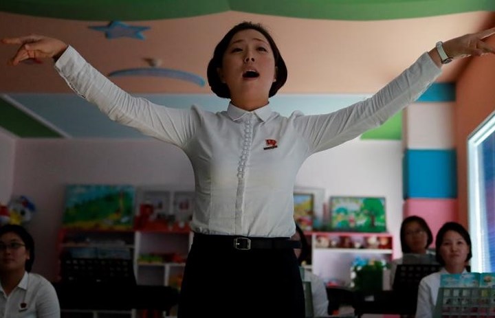 Nữ sinh viên sư phạm này đang hát trong một chuyến thăm do chính quyền Triều Tiên tổ chức dành riêng cho các phóng viên nước ngoài.