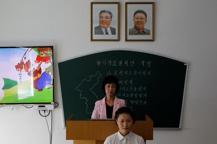 Các bức chân dung các cố lãnh tụ Kim Nhật Thành (Kim Il-sung) và Kim Chính Nhật (Kim Jong-il) ở phía trên bảng trong một buổi giảng dạy tại trường sư phạm Triều Tiên.