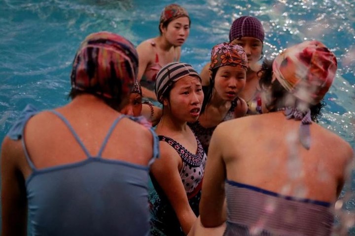 Nhân viên Triều Tiên tại một nhà máy tơ lụa của nước này đang tận hưởng những phút thư giãn tại bể bơi ở đây.