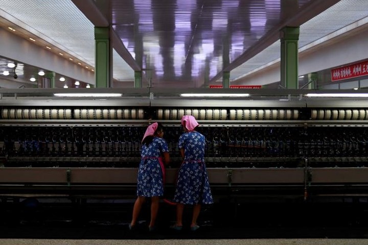Cảnh lao động của các nữ công nhân tại nhà máy tơ lụa nói trên.
