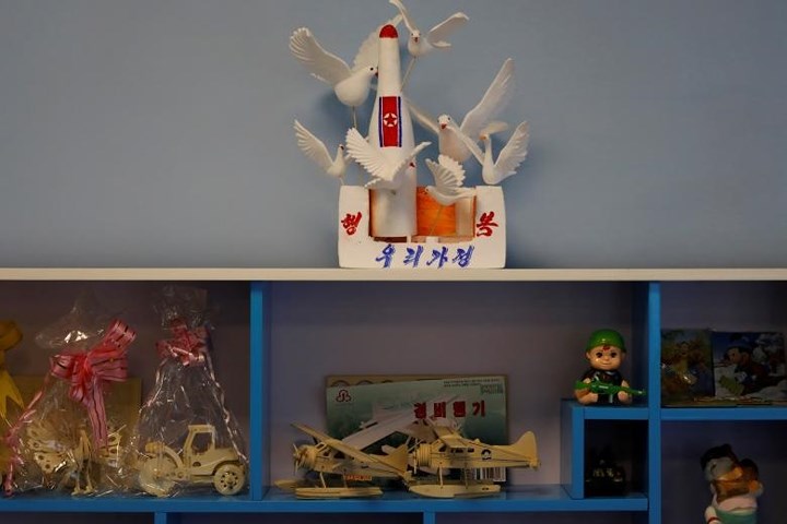 Một mô hình đồ chơi tên lửa bên trong một lớp của trường sư phạm Triều Tiên.