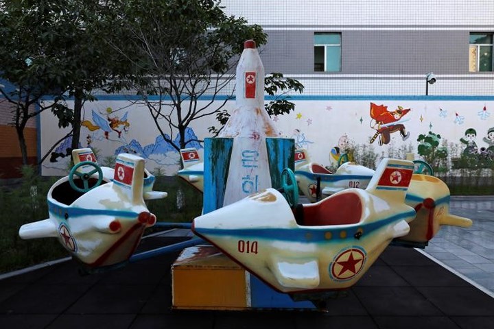 Đu quay tại nhà trẻ dành cho con cái công nhân Triều Tiên cũng có trục hao hao hình tên lửa.