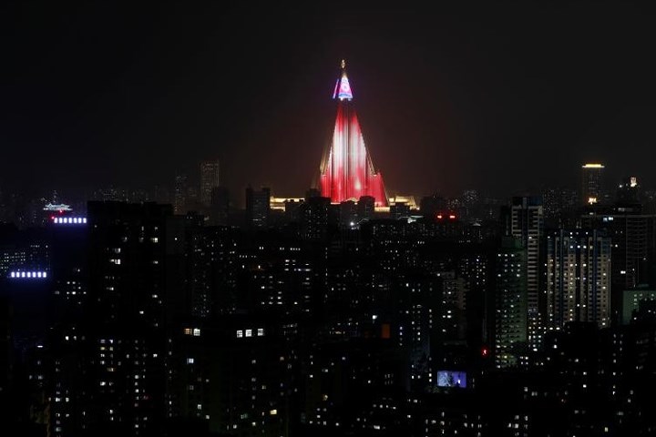 Hình ảnh về đêm của tòa nhà Ryugyong 105 tầng – tòa nhà cao nhất Triều Tiên đang được xây dựng tại đây.