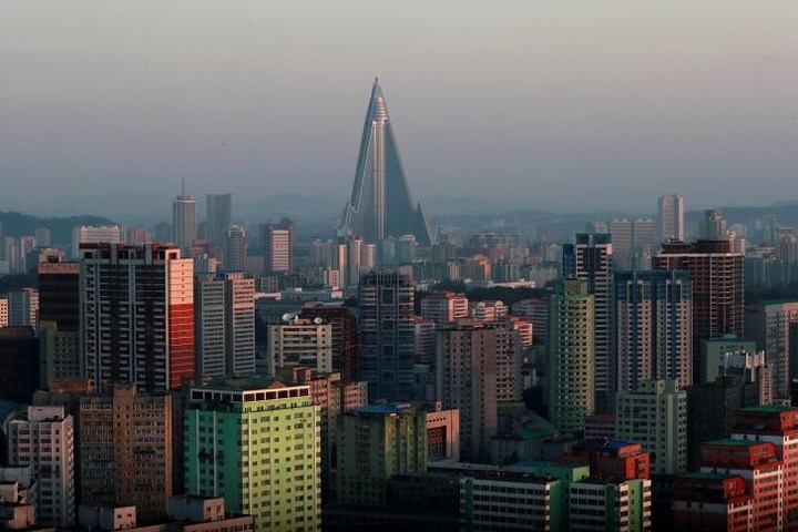 Tòa nhà Ryugyong 105 tầng nói trên vào ban ngày.
