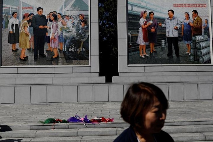 Các bức tranh về cố lãnh tụ Triều Tiên Kim Nhật Thành và Kim Chính Nhật khi đến thăm nhà máy tơ lụa.