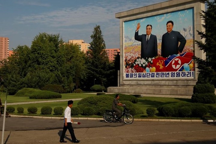 Một bức tranh tường khổ lớn về hai lãnh tụ Kim Nhật Thành và Kim Chính Nhật.