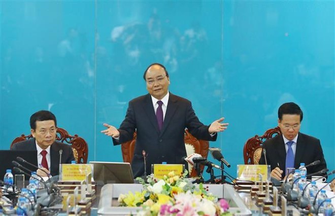 Prime Minister Nguyen Xuan Phuc (middle) speaks at the working session (Photo: VNA)