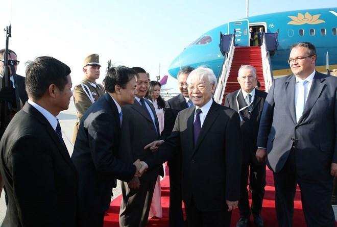 Party General Secretary Nguyen Phu Trong is welcomed at Ferenc Lizt International Airport in Budapest on September 8 (Photo: VNA)