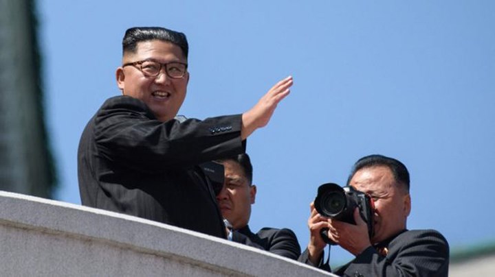 Ông Kim Jong-un không có bài phát biểu tại lễ diễu binh. Công việc này được giao cho Chủ tịch Hội đồng Nhân dân Tối cao Kim Yong-nam.