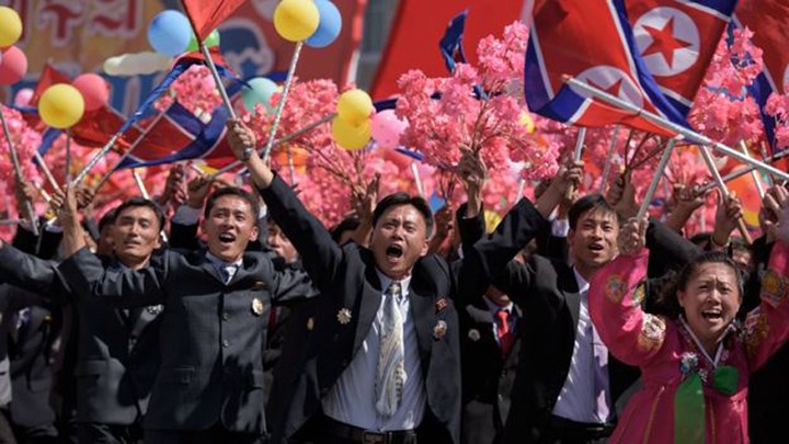 Đoàn diễu binh vẫy cờ hoa chào Nhà lãnh đạo Kim Jong-un.