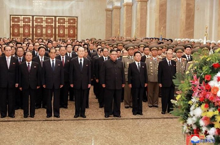 Trước khi tới dự lễ diễu binh kỷ niệm Quốc khánh, sáng 9/9 Nhà lãnh đạo Kim Jong-un đến thăm Điện Mặt trời Kumsusan, nơi yên nghỉ của các các cựu lãnh đạo Kim Jong-il và Kim Il-sung (Kim Nhật Thành)