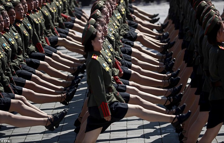 Các nữ quân nhân Triều Tiên diễu hành trên quảng trường. Ảnh: EPA.
