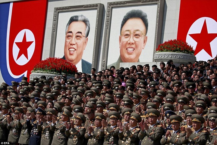 Các tướng lĩnh cấp cao đứng bên dưới hình ảnh các cố lãnh đạo Triều Tiên. Ảnh: EPA.