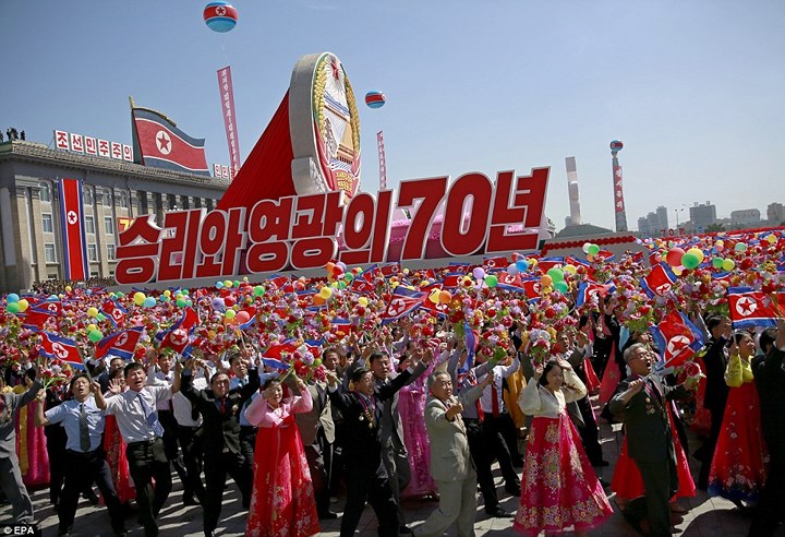 Người dân cầm hoa và cờ bày tỏ sự ủng hộ đối với nhà lãnh đạo Triều Tiên. Ảnh : EPA. 