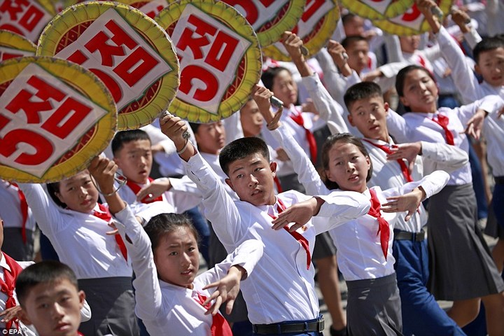 Học sinh, sinh viên trong lễ diễu binh kỷ niệm 70 năm Quốc khánh Triều Tiên tại Quảng trường Kim Nhật Thành ở thủ đô Bình Nhưỡng, Triều Tiên ngày 9/9.  Ảnh: EPA.