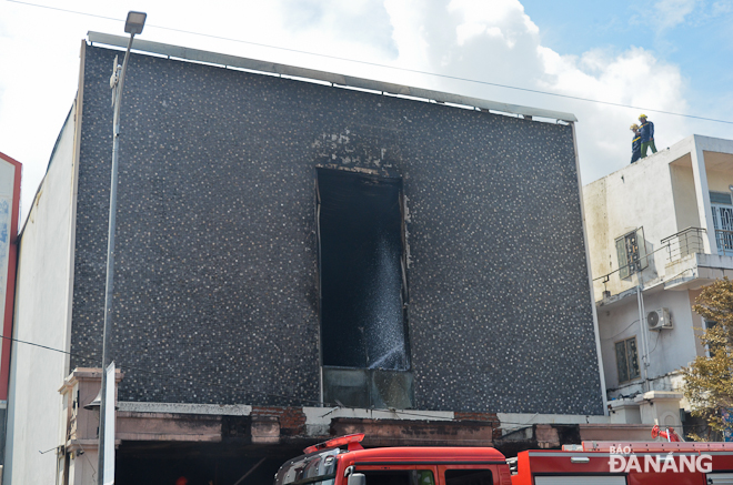 Đám cháy đã được dập tắt nhưng vẫn còn nhiều khói bốc lên từ tòa nhà, lực lượng chức năng phải túc trực liên tục để giám sát hiện trường.
