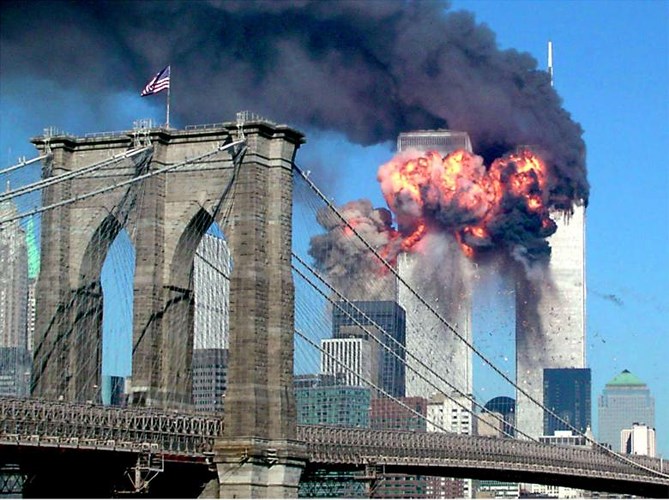 Thời khắc chiếc máy bay đâm vào tòa tháp thứ 2 của Trung tâm Thương mại Thế giới tại thành phố New York, Mỹ. Chiếc máy bay phát nổ tạo ra quầng lửa bao trùm những tầng cao của tòa nhà.
