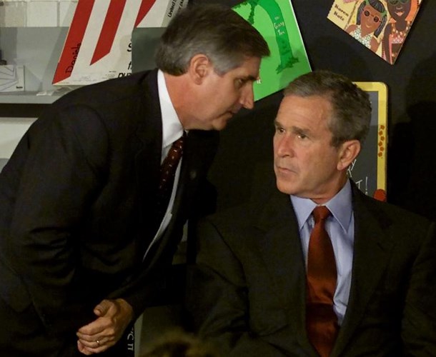 Tổng thống Mỹ George W. Bush nghe thông báo từ Chánh Văn phòng Nhà Trắng Andrew Card khi chiếc máy bay thứ 2 đâm vào tòa tháp Trung tâm Thương mại Thế giới tại New York. Thời điểm này, ông Bush đang có buổi đọc sách tại một trường tiểu học tại Sarasota, Florida.