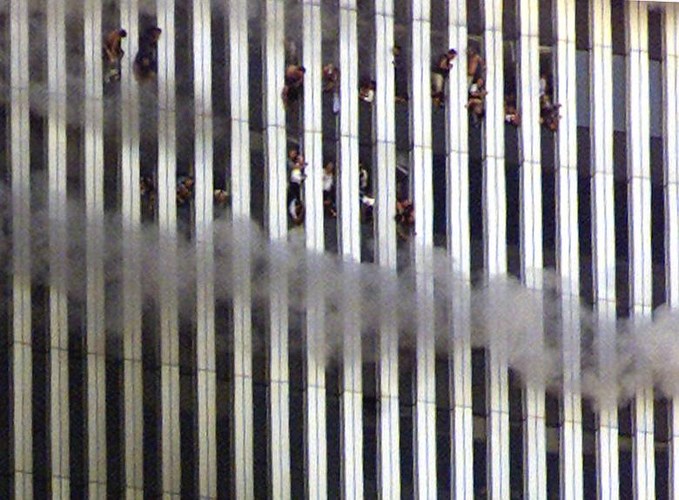 Rất nhiều người bị thiêu cháy và phải nhảy từ những tầng cao của Trung tâm Thương mại Thế giới. Đây là hình ảnh khiến cả thế giới không bao giờ quên về tội ác kinh hoàng mà khủng bố gây ra.