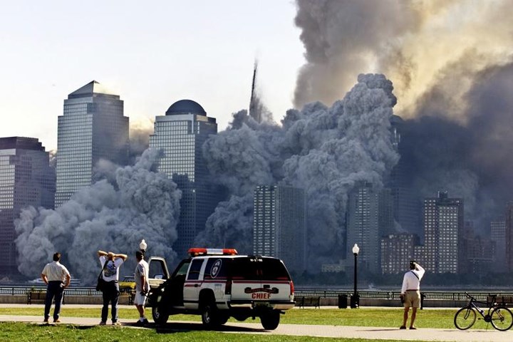   Người dân Mỹ và toàn thế giới sững sờ khi Trung tâm Thương mại Thế giới đổ sụp hoàn toàn.