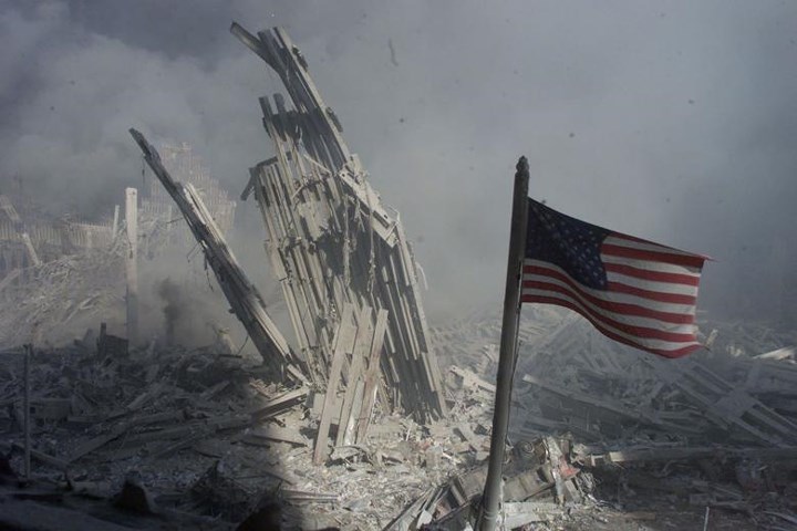 Lá cờ Mỹ giữa những gì còn sót lại sau vụ tấn công.