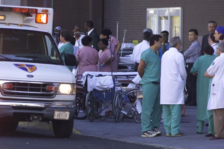 Các y bác sĩ tại Bệnh viện St. Vincent's đang túc trực để tiếp nhận các nạn nhân từ hiện trường vụ tấn công Trung tâm Thương mại Thế giới.