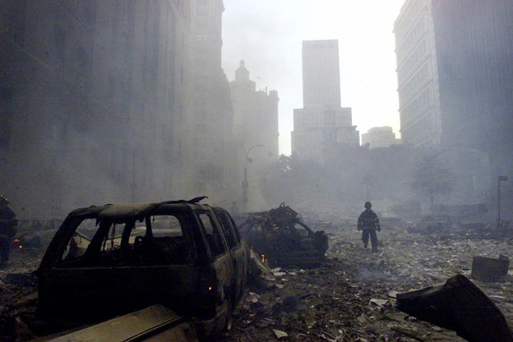 Một lính cứu hỏa tại hiện trường vụ tấn công Trung tâm Thương mại Thế giới.