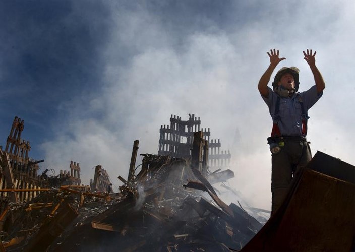 Một lính cứu hỏa đang yêu cầu thêm hỗ trợ để tìm kiếm các nạn nhân dưới đống đổ nát của Trung tâm Thương mại Thế giới.