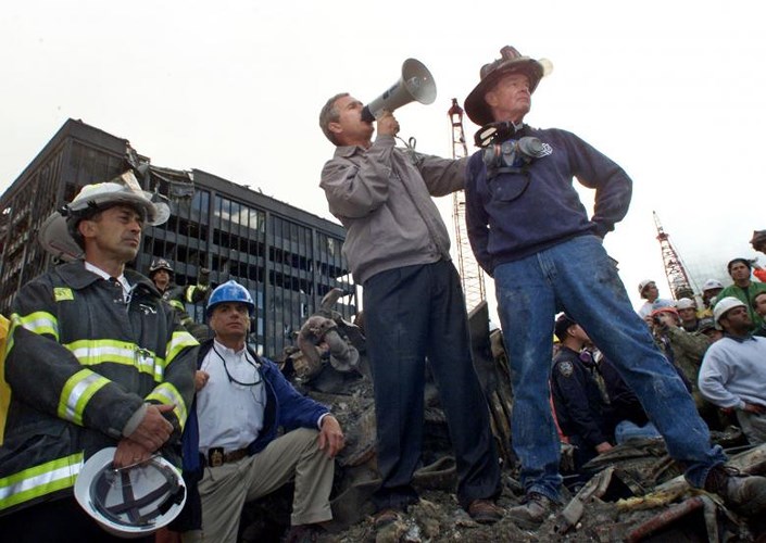   Tổng thống George W. Bush tại hiện trường vụ tấn công Trung tâm Thương mại Thế giới.