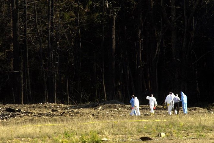 Chiếc máy bay cuối cùng đã rơi xuống một cánh đồng gần Shanksville, Pennsylvania khi các hành khách dũng cảm chống lại những tên không tặc. Hình ảnh các nhà điều tra tại hiện trường ở Shanksville. 
