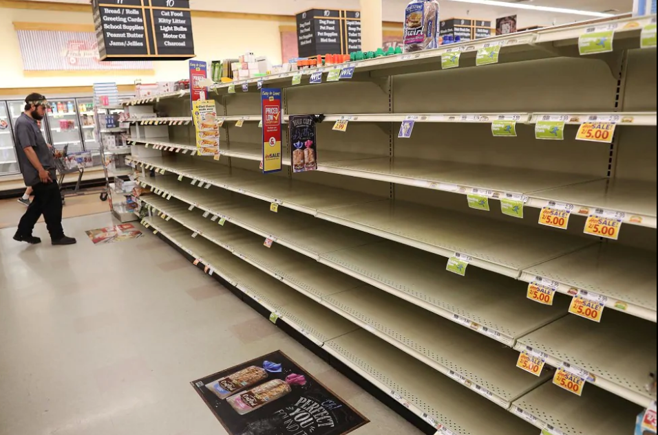 Kệ bánh mì của siêu thị ở Myrtle Beach, South Carolina tạm cháy hàng. Ảnh: Getty Images