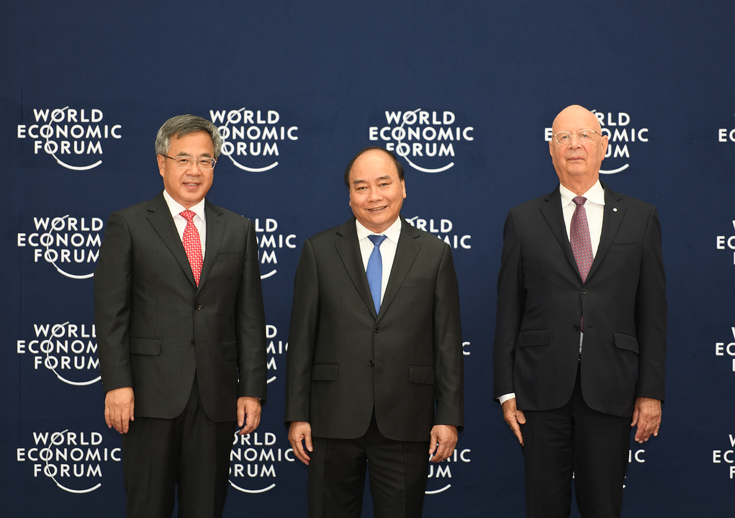 Thủ tướng Nguyễn Xuân Phúc và Chủ tịch WEF Klaus Schwab đón Phó Thủ tướng Quốc vụ viện Trung Quốc Hồ Xuân Hoa. Ảnh: VGP