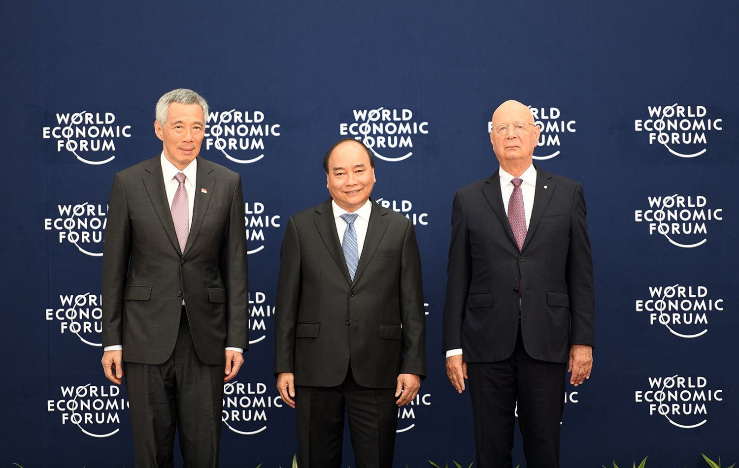 Thủ tướng Nguyễn Xuân Phúc, Chủ tịch WEF Klaus Schwab và Thủ tướng Singapore Lý Hiển Long. Ảnh: VGP