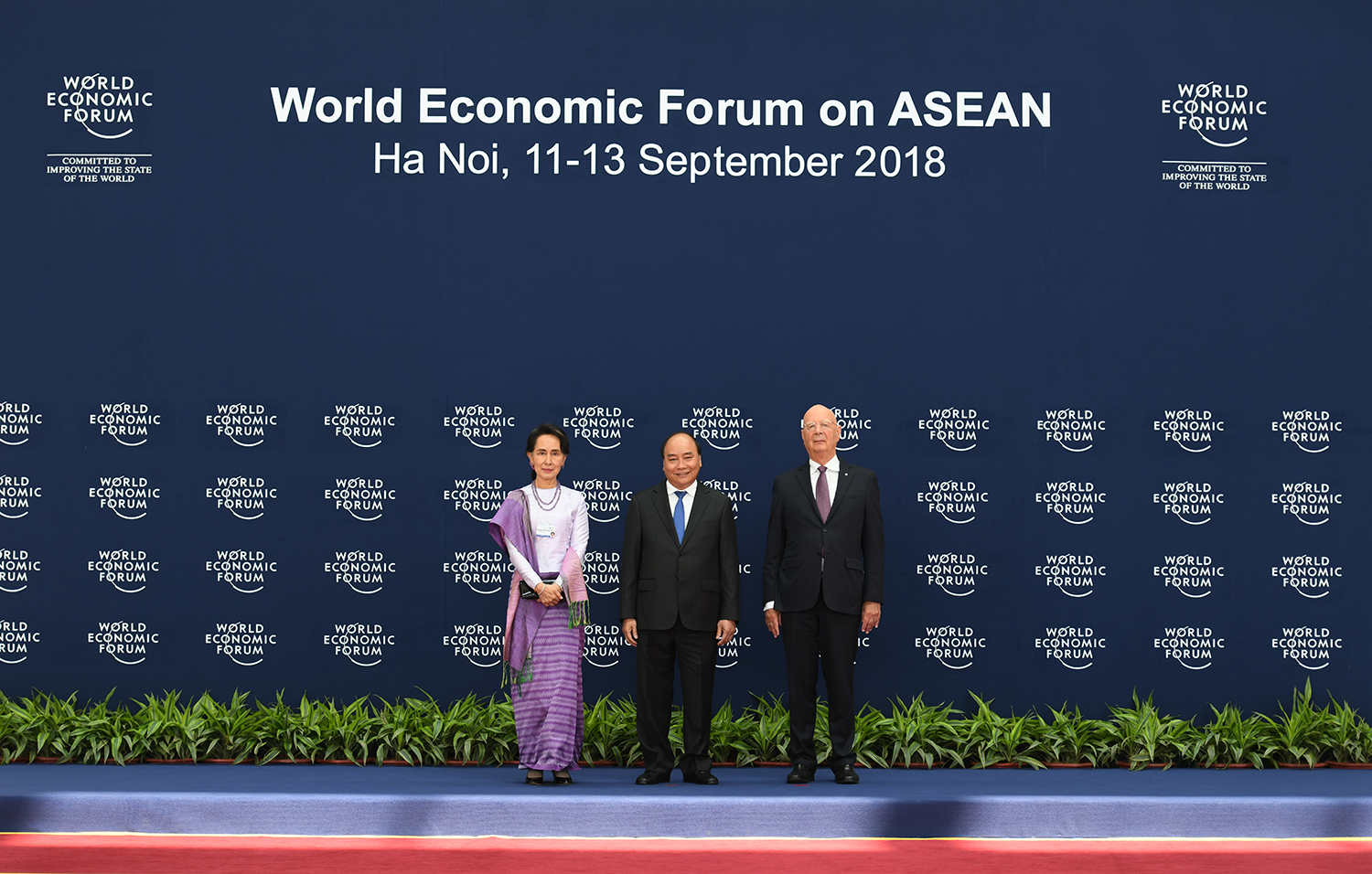 Thủ tướng Nguyễn Xuân Phúc, Chủ tịch WEF Klaus Schwab cùng bà Aung San Suu Kyi, Cố vấn Nhà nước, Bộ trưởng Bộ Ngoại giao Myanmar. Anh: VGP