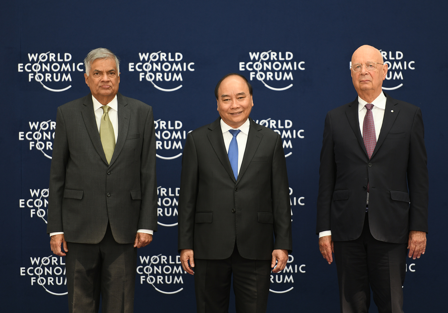 Thủ tướng Nguyễn Xuân Phúc và Chủ tịch WEF Klaus Schwab đón Thủ tướng Sri Lanka Ranil Wickremesinghe. Ảnh: VGP