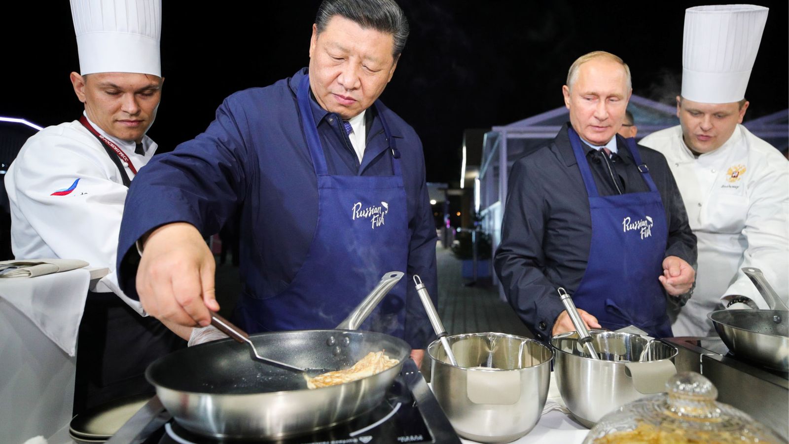 Hai nhà lãnh đạo Nga và Trung Quốc cùng trổ tài chế biến. Ảnh: Sky News