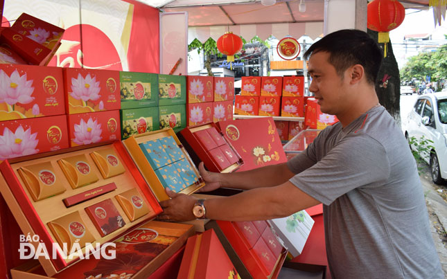 A Huu Nghi mooncake stall on Le Dinh Duong Street