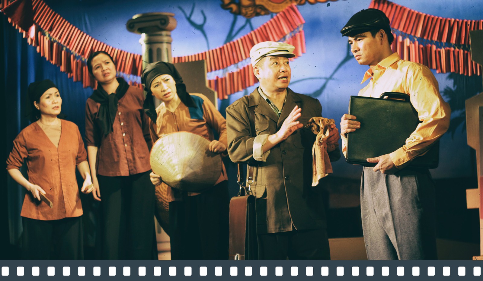 NSND Tuấn Hải (thứ hai, từ phải) trong một cảnh của vở kịch Bệnh sĩ. Nguồn: Nhân vật cung cấp cho báo VnEpress. 
