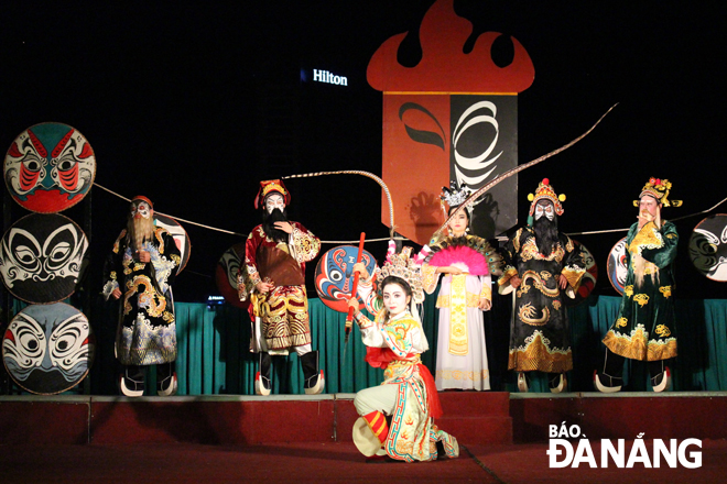 Nhà hát Tuồng Nguyễn Hiển Dĩnh “mang tuồng xuống phố” để giới thiệu nghệ thuật tuồng truyền thống đến công chúng. TRONG ẢNH: Giới thiệu mặt nạ tuồng đến công chúng.