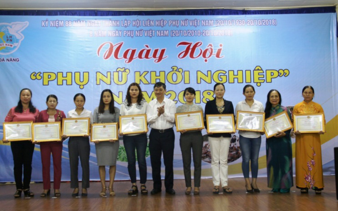 Vice Chairman Dung (centre) and the honourees