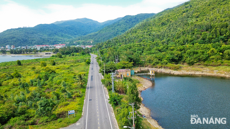 Từ trung tâm thành phố, du khách di chuyển theo trục đường Hoàng Sa lên bán đảo Sơn Trà theo hướng chùa Linh Ứng sẽ đến được hồ Xanh.