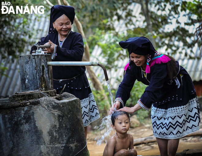 Hệ thống nước sạch được các tổ chức quốc tế hỗ trợ cho đồng bào người Dao Tiền.