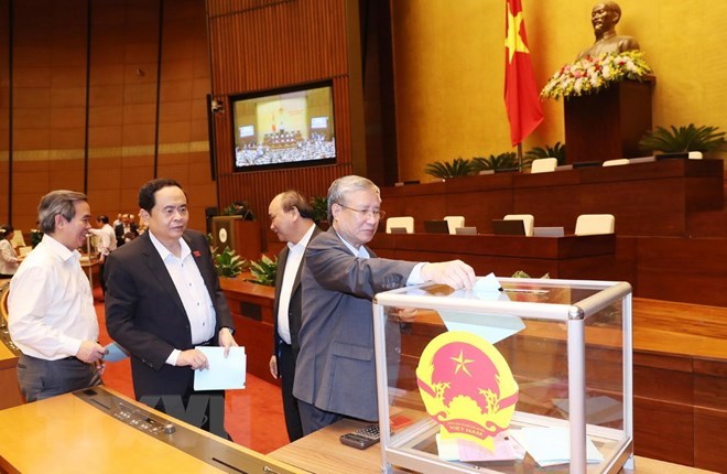 Legislators cast confidence votes during the NA's sixth session on October 25. (Photo: VNA)