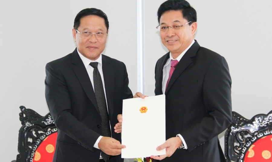 The new Lao Consul General Viengxay Phommachanh (left) and the Department representative (Photo: cadn.com.vn)