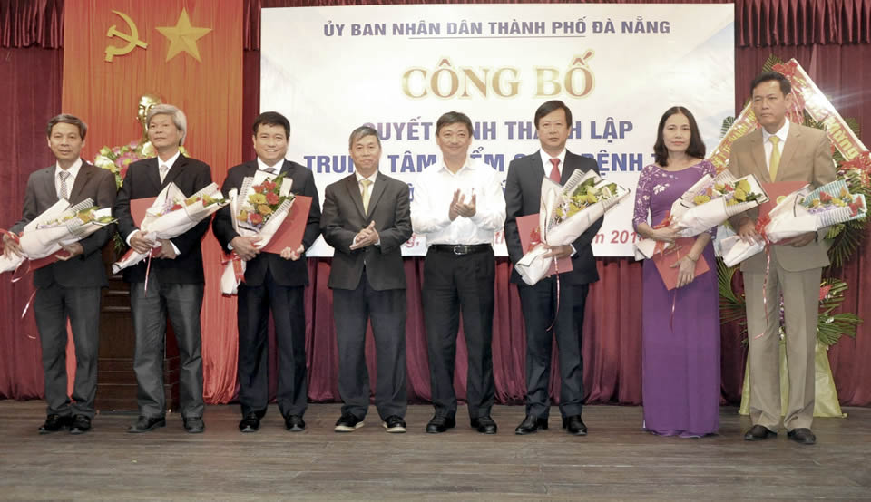 Vice Chairman Dung (4th right) and CDC’s newly-appointed Directors and deputy directors