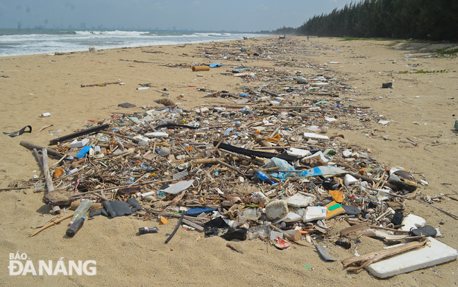 Khung cảnh nhếch nhác vì rác tại bãi biển Xuân Thiều vào sáng 29-10.